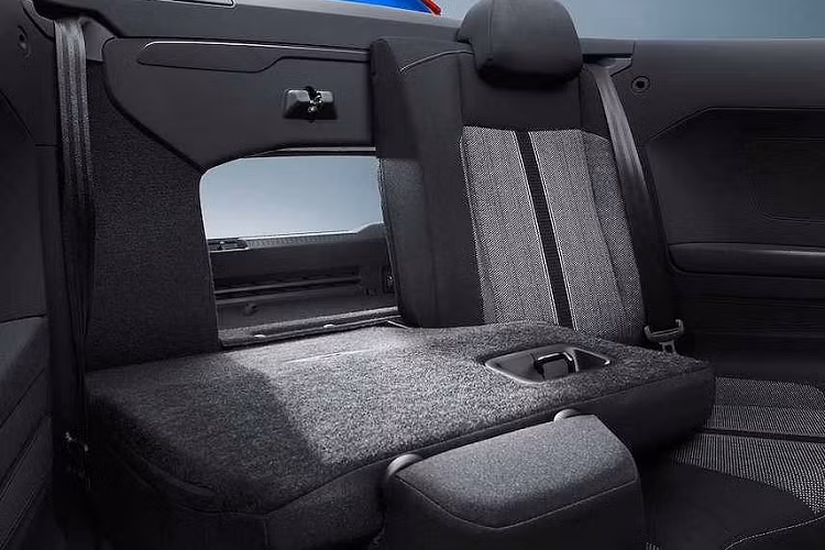 Cũng giống như các mẫu crossover mui trần trước đây như Evoque Convertible hay Murano CrossCabriolet, T-Roc Cabriolet được trang bị mui xếp mềm. Bộ mui này có thể đóng hoặc gập chỉ trong 9 giây ở tốc độ tối đa từ 30km/h trở xuống.