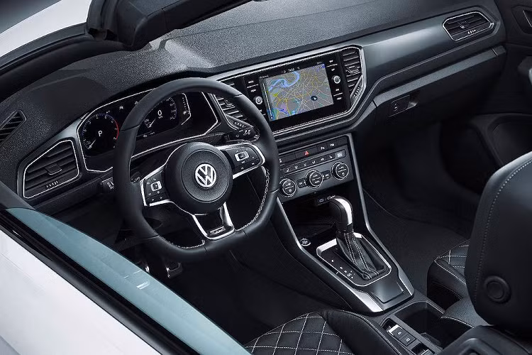 Và do không có hệ thống dẫn động 4 bánh, người lái T-Roc Cabriolet cũng không nên sử dụng chiếc xe để đi thám hiểm những địa hình hiểm trở. Đối với phiên bản này, Volkswagen đưa ra 2 lựa chọn động cơ là 3 xi-lanh tăng áp 1.0l 114 mã lực và 4 xi-lanh thẳng hàng tăng áp 1.5l 148 mã lực. Hộp số sàn 6 cấp là trang bị tiêu chuẩn cho cả 2 bản động cơ, nhưng chỉ có model 4 máy mới có tuỳ chọn số ly hợp kép 7 cấp.