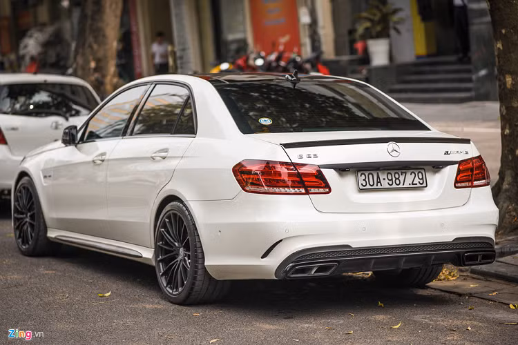 Ra mắt vào năm 2013, mẫu xe sedan Mercedes-AMG E 63 S là dòng xe thay thế cho E 63 AMG Performance Package. Chiếc duy nhất tại Việt Nam thuộc đời 2016.