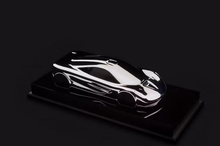 Mclaren F1 sử dụng động cơ V12 6.2 lít, hút khí tự nhiên do BMW cung cấp. Khối động cơ này có khả năng sản sinh công suất cực đại 627 mã lực, sức mạnh thông qua hộp số sàn 6 cấp truyền đến bánh sau. Xe có khả năng tăng 100 km/h trong 3,2 giây, tốc độ tối đa của Mclaren F1 là 387 km/h.