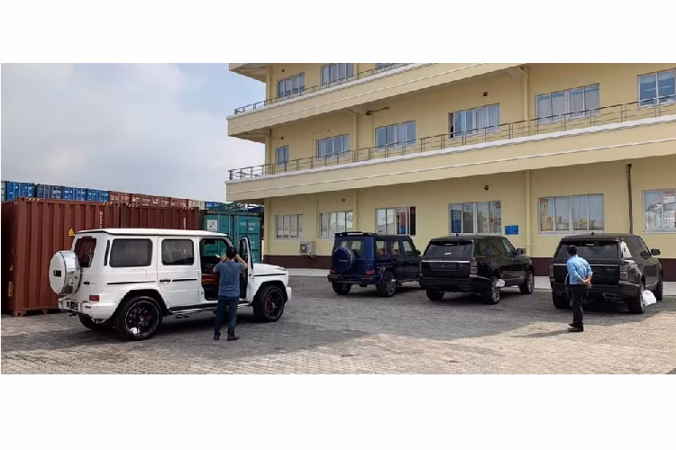 4 chiếc xe SUV hạng sang này chia đều cho Mercedes-AMG G63 đời mới và Range Rover SVAutobiography 2019, mỗi dòng xe đều có hai chiếc. Tổng giá trị cho lô hàng này được dự đoán không dưới 60 tỷ đồng.