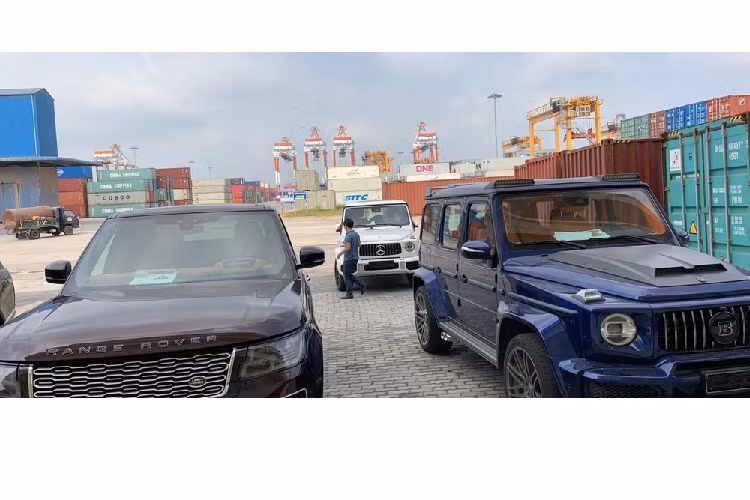 Khá bất ngờ là càng về gần cuối năm 2019, số lượng siêu xe và SUV hạng sang được mở công tại Việt Nam khá nhiều. Đỉnh điểm là có đến 4 chiếc xe SUV hạng sang tiền tỷ được mở công trong sáng ngày 27/12/2019. Trước đó một tuần là cặp đôi siêu xe mui trần Lamborghini Aventador LP750-4 SV Roadster và McLaren 720S Spider.