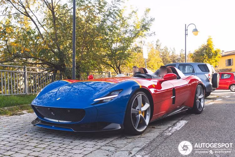 Ferrari Monza SP1 chỉ được sản xuất với một ghế ngồi duy nhất dành cho người lái, còn với siêu phẩm Ferrari Monza SP2 có thêm một chỗ ngồi dành cho người bạn đồng hành. Siêu phẩm Ferrari Monza SP2 có thiết kế theo kiểu không mui nên có thể gây khó dễ cho chủ nhân nếu chẳng may lái xe vào đúng lúc trời đổ cơn mưa bất chợt.