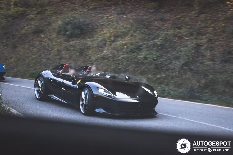 Trong sự kiện Capital Markets Day tổ chức vào tháng 9 năm 2018 ở nhà máy Maranello, Ý, hãng siêu xe Ferrari đã gây bất ngờ khi vén màn cặp đôi siêu xe phiên bản đặc biệt mang tên Monza SP1 và SP2. Điều thú vị là chỉ có đúng 499 chiếc Ferrari Monza SP1 và SP2 được sản xuất. Nếu khách hàng chọn mua Ferrari Monza SP1 cũng đồng nghĩa không được phép mua tiếp Ferrari Monza SP2.