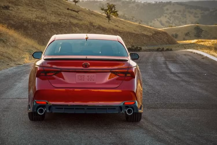 Toyota Avalon thế hệ mới được phát triển trên khung gầm TNGA với kích thước dài hơn, rộng hơn và thấp hơn so với trước. Cụ thể kích thước dài x rộng x cao của xe lần lượt là 4.978 x 1.849 x 1.435 mm, cùng chiều dài trục cơ sở là 2.870 mm. Thế hệ thứ 5 của Avalon đã chứng minh rằng thời đại của những chiếc saloon truyền thống vẫn chưa kết thúc. Thiết kế mới của xe mang nhiều nét giao hưởng từ những dòng xe sang.