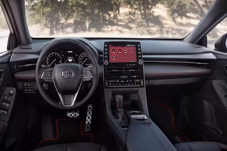 Nhưng đương nhiên hãng xe Nhật có lý do để định giá Avalon TRD cao hơn. Lý do là hãng xe Toyota đã trang bị cho TRD hệ thống treo nâng cấp có khả năng hạ độ cao 15 mm, độ cứng của giảm xóc cũng được cải thiện và phanh hiệu suất cao hơn với các đĩa phanh trước 12,9 inch đi kèm kẹp phanh 2 piston.