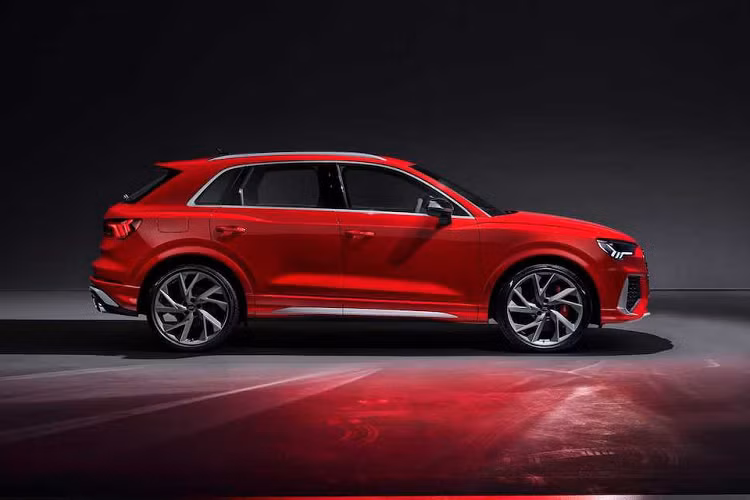 Trong thời gian gần đây những chiếc xe thể thao Audi RS thường có ngoại hình cực kỳ ấn tượng, và RS Q3 vẫn nối tiếp truyền thống này. So với những chiếc Q3 thường, bất kỳ ai cũng dễ dàng nhận ra chiếc xe ngay từ cái nhìn đầu tiên.