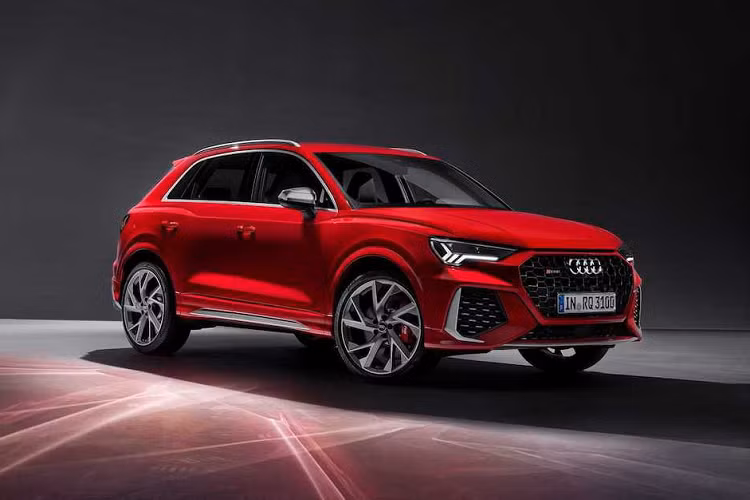 Vào đầu tháng trước, Audi từng tuyên bố sẽ tung ra tới 6 mẫu xe khác nhau thuộc series hiệu năng cao RS, và hãng đang dần thực hiện đúng lời hứa này. Sau RS 6 Avant và RS 7 Sportback, mẫu xe tiếp theo đã được hãng ra mắt là chiếc crossover Audi RS Q3 mới, cùng với phiên bản thân xe coupe Sportback của nó. Đây là lần đầu tiên dòng Q3 có một phiên bản thể thao RS tới từ bộ phận Audi Sport.