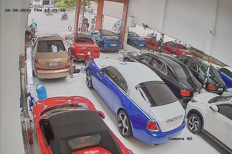 Động cơ kết hợp với hộp số tự động ZF 8 cấp cùng hệ dẫn động cầu sau, nhờ đó, xe chỉ mất thời gian 4,6 giây là có thể tăng tốc lên 100 km/h từ vị trí xuất phát trước khi đạt tốc độ tối đa 250 km/h. Giá xe Rolls-Royce Wraith cũ hiện khoảng hơn 10 tỷ đồng tại Việt Nam.
