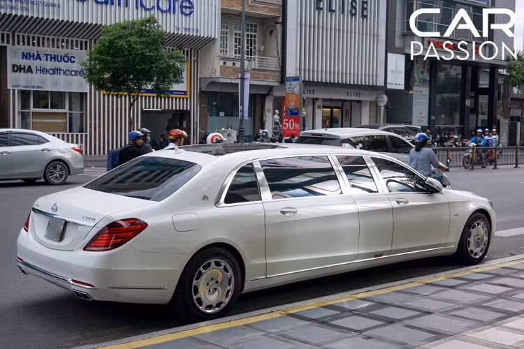 Đầu tiên phải nói đến mặt thiết kế, tổng thể xe không có quá nhiều sự khác biệt so với phiên bản Mercedes-Maybach S600 khi phần đầu và đuôi xe vẫn được giữ nguyên, khác biệt lớn nhất đến từ việc các kĩ sư của Mercedes đã kéo dài trục cơ sở của xe lên mức 4.418 mm.