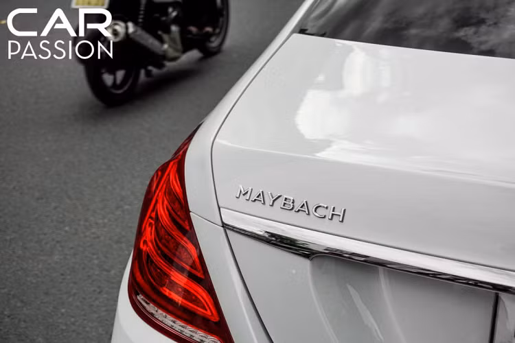 Hai ghế chính được tích hợp hàng loạt tính năng tiện ích và phục vụ cho mục đích thư giãn như ghế ngồi ngả ra sâu, đệm bắp chân, bọc da cao cấp, tích hợp chức năng massage, sưởi và thông hơi ghế, bàn làm việc, tủ lạnh mini, màn hình giải trí tại vách ngăn, rèm che nắng, …