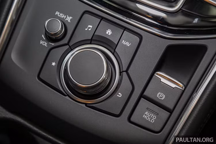 Ngoài ra, xe còn có điều hòa không khí 2 vùng độc lập, bảng đồng hồ kỹ thuật số 7 inch với 2 đồng hồ cơ bên cạnh, màn hình HUD và hệ thống Mazda Connect hỗ trợ Apple Carplay/Android Auto.