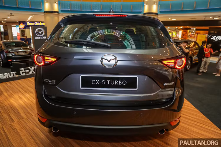 Sức mạnh được truyền đến các bánh xe thông qua hộp số tự động 6 cấp SkyActiv-Drive và hệ dẫn động AWD.