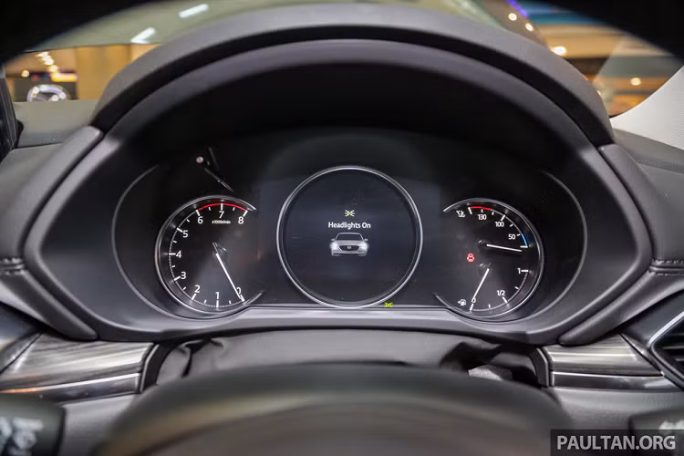 Về trang bị, CX-5 2.5L Turbo AWD sở hữu bộ vành 19 inch (đi kèm lốp 225/55), đèn pha/đèn hậu bằng LED, hệ thống khởi động từ xa, phanh tay điện tử (với tính năng giữ phanh tự động), nội thất bọc da, hàng ghế trước chỉnh điện và ghế lái có thể ghi nhớ vị trí.