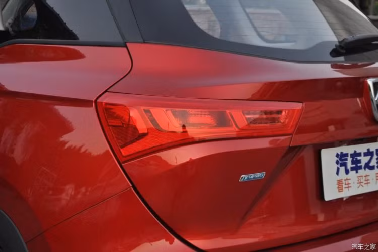 Ở phiên bản 2020, Baojun 530 được áp dụng ngôn ngữ thiết kế mới nên thay đổi đáng kể so với trước. Theo đó, Baojun 530 2020 được bổ sung lưới tản nhiệt trước hình đa giác cỡ lớn với mắt lưới dạng "ma trận điểm". Trên lưới tản nhiệt còn có nan mạ crôm sáng bóng, nối liền với dải đèn LED định vị ban ngày thanh mảnh như đôi mắt hí.