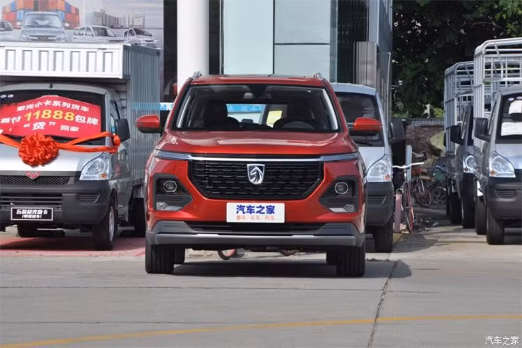 Tại triển lãm xe Bangkok 2019 diễn ra vào tháng 3 năm nay, hãng Chevrolet đã chính thức giới thiệu Captiva thế hệ mới với khách hàng Thái Lan nói riêng và Đông Nam Á nói chung. Qua hình ảnh tại triển lãm này, có thể thấy Chevrolet Captiva 2019 dành cho Đông Nam Á sở hữu thiết kế gần như giống hệt mẫu ôtô Trung Quốc Baojun 530.