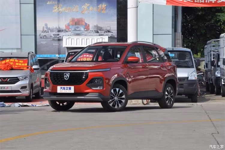 Không chỉ đa dạng về cấu hình, nội thất của Baojun 530 2020 còn được thiết kế thực dụng và hứa hẹn mang đến không gian thoải mái hơn cho hành khách. Hãng xe ôtô Trung Quốc đã trang bị màn hình LCD cỡ lớn và bảng đồng hồ kỹ thuật số nhằm mang đến nội thất công nghệ cao cho mẫu crossover cỡ C này.