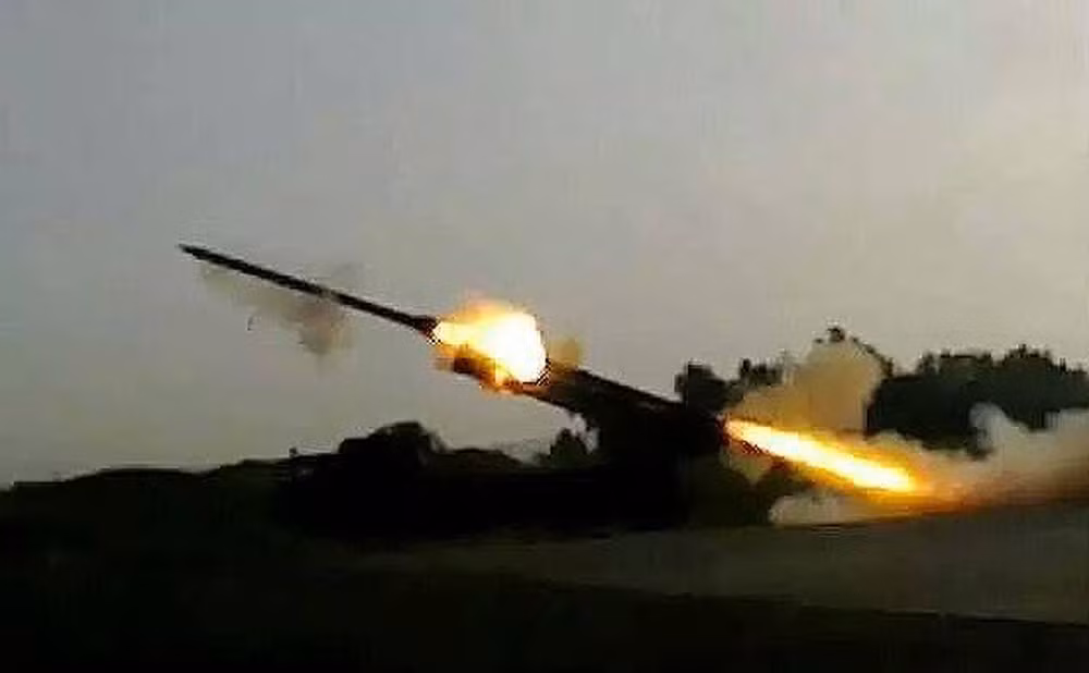 Mỗi tổ hợp BM-30 Smerch có thể bắn hết 12 đạn rocket trọng lượng tổng thể 800 kg, mang đầu đạn nặng 243 kg trong thời gian 10 giây, thời gian nạp lại hết 20 phút.