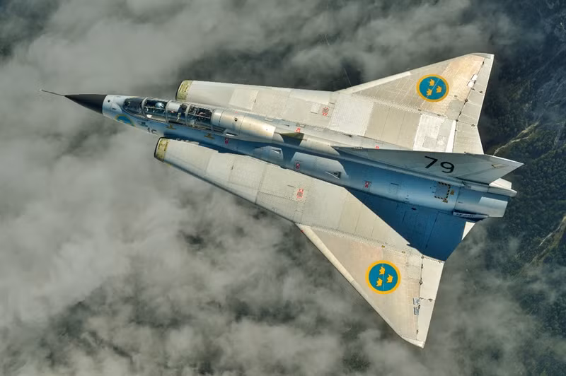Đặc biệt, Saab-35 có một phanh không khí giúp giảm tốc độ máy bay một cách nhanh chóng, có lẽ đây chính là điểm mấu chốt giúp chiếc tiêm kích này có thể thực hiện được động tác "Rắn hổ mang". Với hệ thống radar và máy ngắm tốt, Saab-35 là một máy bay xuất sắc trong nhiệm vụ đánh chặn máy bay ném bom của đối phương trong mọi điều kiện thời tiết.