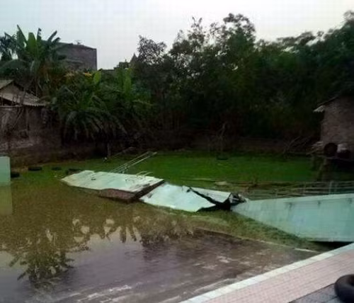 10. Sập tường bể bơi, 1 học sinh tử vong ở Vĩnh Phúc. Vào 16h chiều 18/4, hàng chục em nhỏ đang tắm tại bể bơi thuộc thôn Cung Thượng xã Bình Định thì bất ngờ tường bao nằm giáp bờ ao đổ sập. Người dân đã cứu được 3 em. Bé trai 10 tuổi Tạ Văn Thạch bị mắc kẹt dưới mảng tường. Đến khoảng 22h cùng ngày, khi bể bơi được tát cạn, thi thể em mới được đưa ra ngoài. 3 cháu nhỏ gặp nạn bị thương được đưa đến Bệnh viện Đa khoa huyện Yên Lạc điều trị, đến nay sức khỏe đã ổn định. 