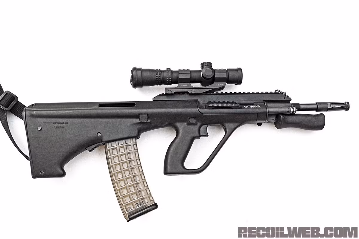 Vị trí thứ tư thuộc về Steyr AUG A3 do một đơn vị tại Áo sản xuất. Kể từ khi ra mắt, mẫu súng trường tấn công này đã được nâng cấp và thay đổi liên tục. Nó có trọng lượng khoảng 4kg khi chưa được nạp đạn. 