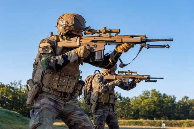 FN SCAR-H có trọng lượng 3.2kg và tốc độ bắn 625 viên/phút. Nó có tầm bắn tối đa 900m và sở hữu băng đạn 30 viên. Hiện tại, mẫu súng trường này được sử dụng độc quyền bởi quân đội Mỹ.