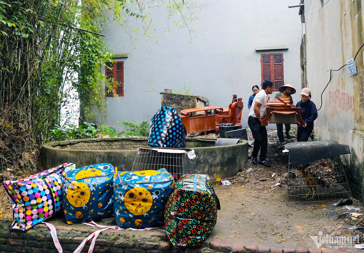 Người dân và chính quyền địa phương đang di dời tài sản của các hộ bị ảnh hưởng.
