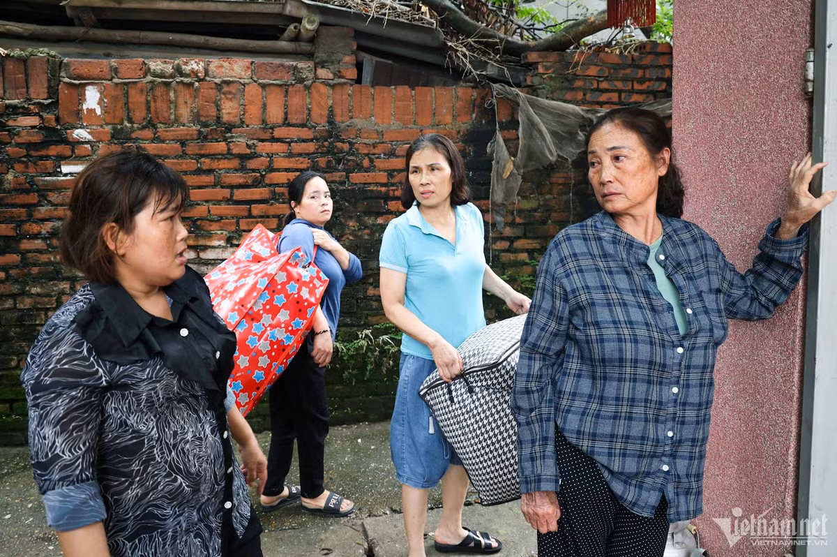 Theo ghi nhận của PV VietNamNet, vào chiều ngày 7/4, người dân ở khu Vạn Phúc tiếp tục sơ tán. Nhiều người thất thần không muốn dời đi.