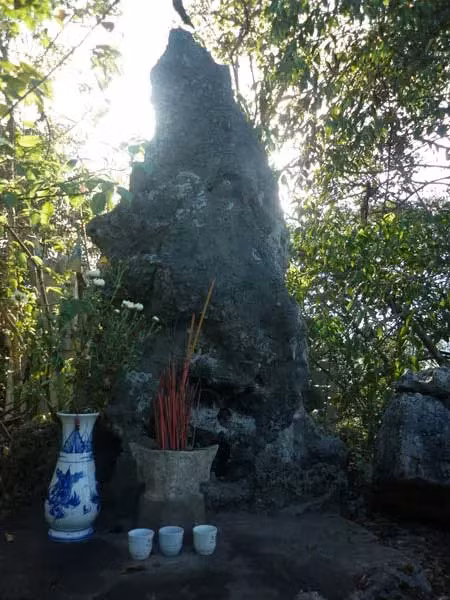 3. Hòn đá 'tự lớn': Tại Trinh Sơn Tự, Hà Nam, có một hòn đá mang tên “Tượng Bụt mọc” có khả năng “tự lớn” như cơ thể sống, với những biến đổi kỳ lạ theo thời gian.