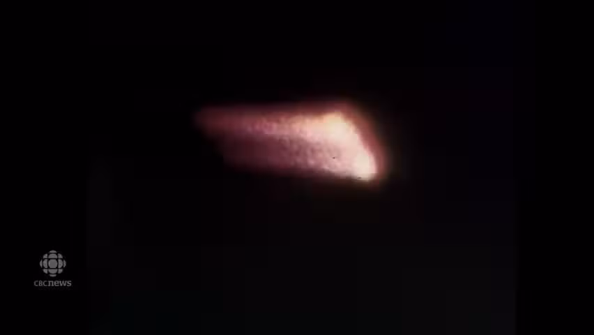 2. Vào năm 1975, một sự cố UFO nổi tiếng thế giới được ghi nhận tại khu vực Nam Manitoba, Canada. Hàng trăm người dân địa phương báo cáo rằng đã nhìn thấy một vật thể lạ phát ra ánh sáng màu đỏ cam.