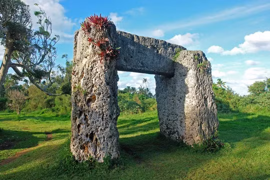 Ngoài ra, Tongatapu còn chứa nhiều di tích nổi bật khác như ba khối đá Haʻamonga ʻa Maui, các ụ chôn cất cổ xưa và Lăng mộ Papae 'o Tele'a.