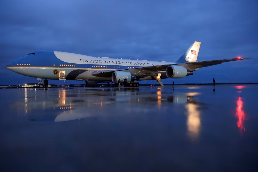 8. Air Force One: Boeing 747-8 - 1,6 tỷ USD: Chiếc Boeing 747-8 này được cải tiến với nội thất tùy chỉnh và các tính năng an ninh tiên tiến, đem lại sự thoải mái tối đa cho Tổng thống Mỹ và đoàn tùy tùng.