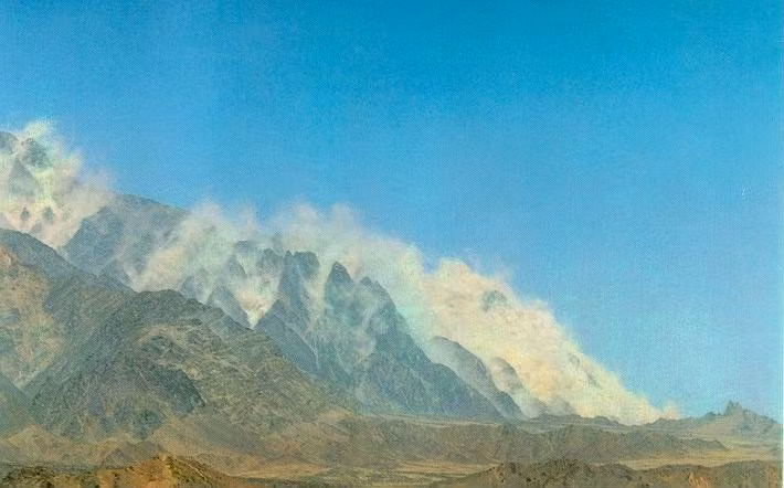 1. Koh Kambaran (Pakistan): Là một trong những bãi thử bom hạt nhân bí mật nhất thế giới, Koh Kambaran là nơi mà Pakistan tiến hành các cuộc thử nghiệm hạt nhân đầu tiên của họ. Hiện nay, khu vực này ít người đến thăm do các cuộc thử nghiệm đã diễn ra.