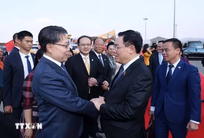 Lễ tiễn Chủ tịch Quốc hội Vương Đình Huệ tại Sân bay quốc tế Trường Thủy Côn Minh. (Ảnh: Nhan Sáng/TTXVN) -