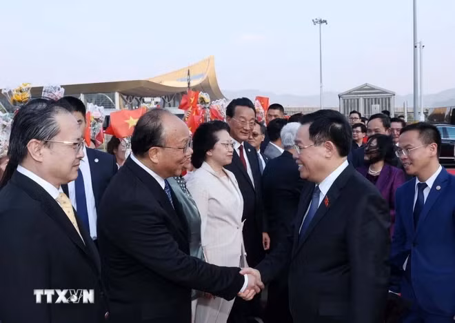 Lễ tiễn Chủ tịch Quốc hội Vương Đình Huệ tại Sân bay quốc tế Trường Thủy Côn Minh. (Ảnh: Nhan Sáng/TTXVN)