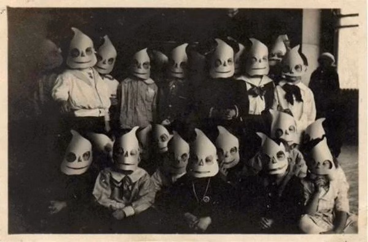 Tiệc hóa trang Halloween thời xưa.