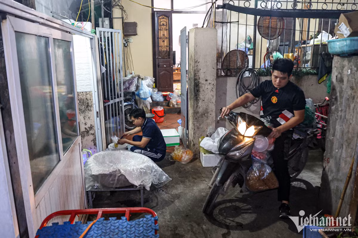 4h30 sáng, tại làng nghề xôi Phú Thượng, nhiều người bắt đầu mang xôi đến điểm bán. Quãng đường gần, phương tiện chủ yếu là xe máy.