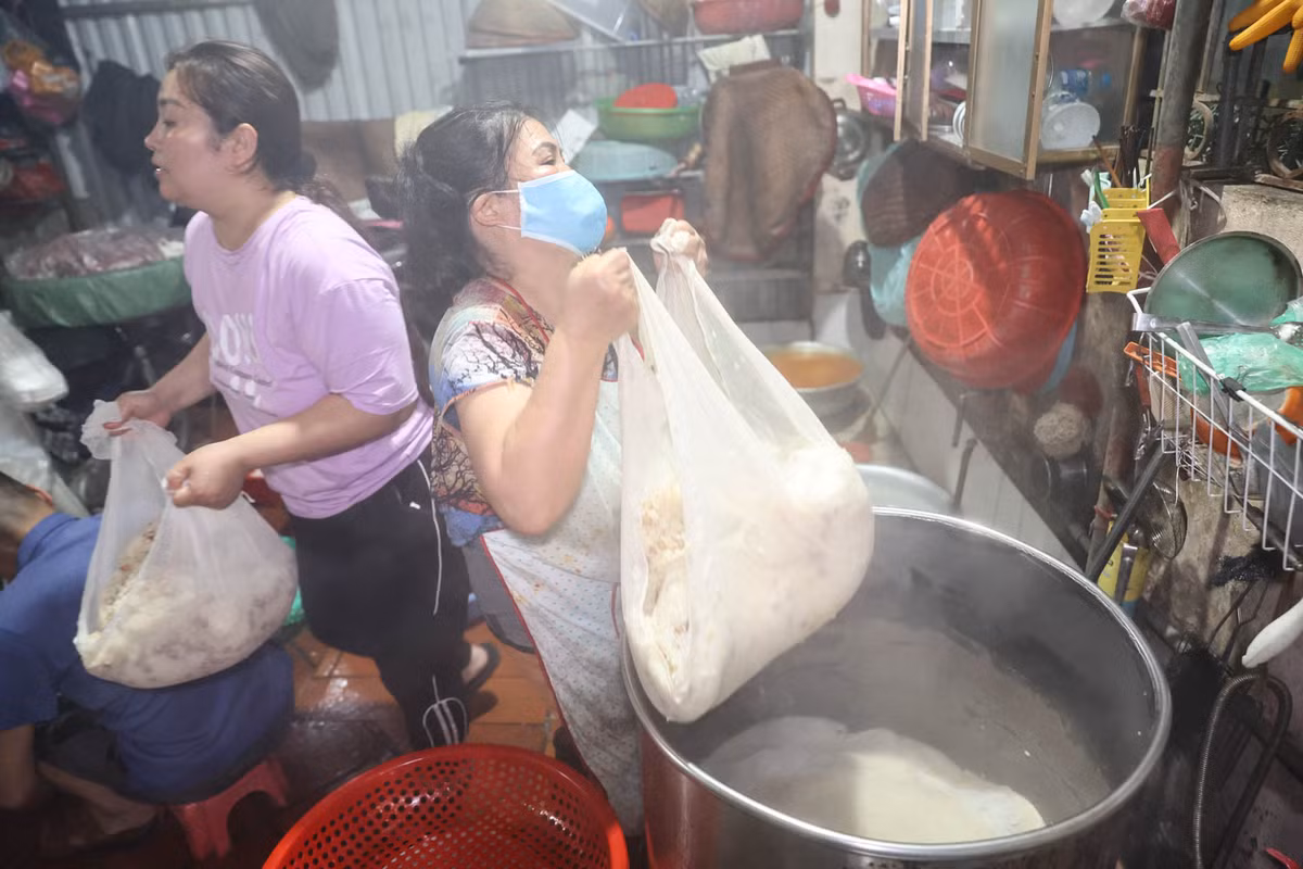 Những năm qua, việc dùng nồi điện có thể nấu tới nửa tạ gạo, xôi chín đều và năng suất hơn phương pháp đồ xôi kiểu cũ.