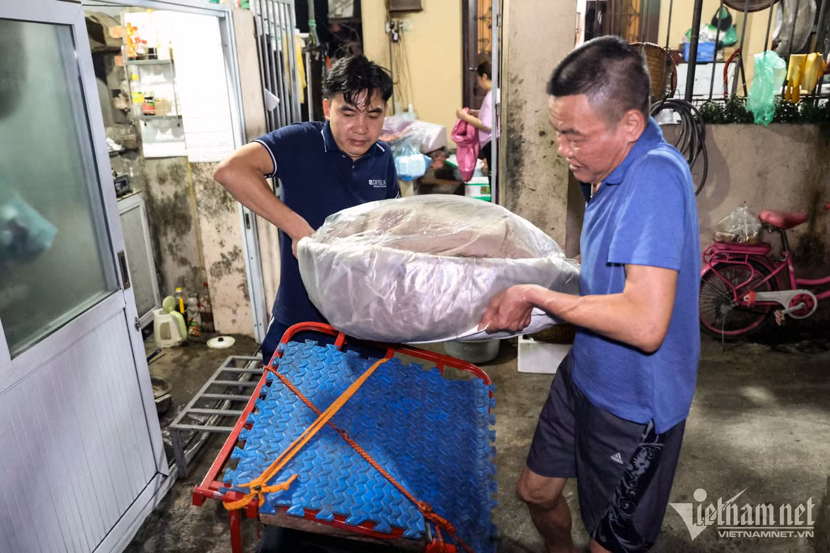 Cũng sở hữu một chiếc ô tô, anh Công Mạnh Cường (34 tuổi) cùng các thành viên khác trong gia đình phải dậy từ 2h sáng để làm hàng. Mỗi người một việc từ đồ xôi, kho thịt, nặn đỗ… để kịp 5h bắt đầu đi bán. "Được biết đến trên mạng xã hội với hình ảnh lái ô tô đi bán xôi, thế nhưng không phải ai cũng hiểu lý do phía sau", anh Cường nói. xoi phu thuong 14.jpg