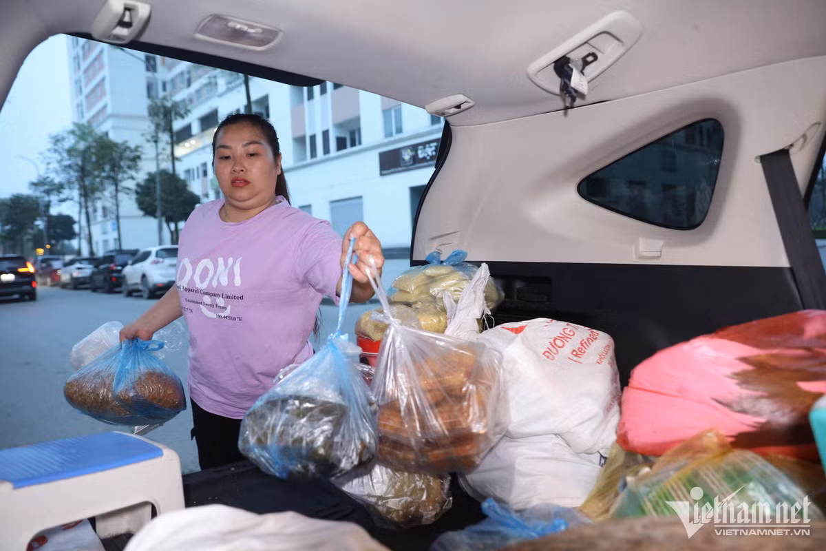 "Vợ tôi đi chợ bán xôi năm nay cũng gần chục năm, có lần đi xe máy không may bị va quệt, chấn thương. Vì thế mà gia đình cũng mua chiếc ô tô cũ để đi lại hàng ngày cho yên tâm”, anh Cường kể.
