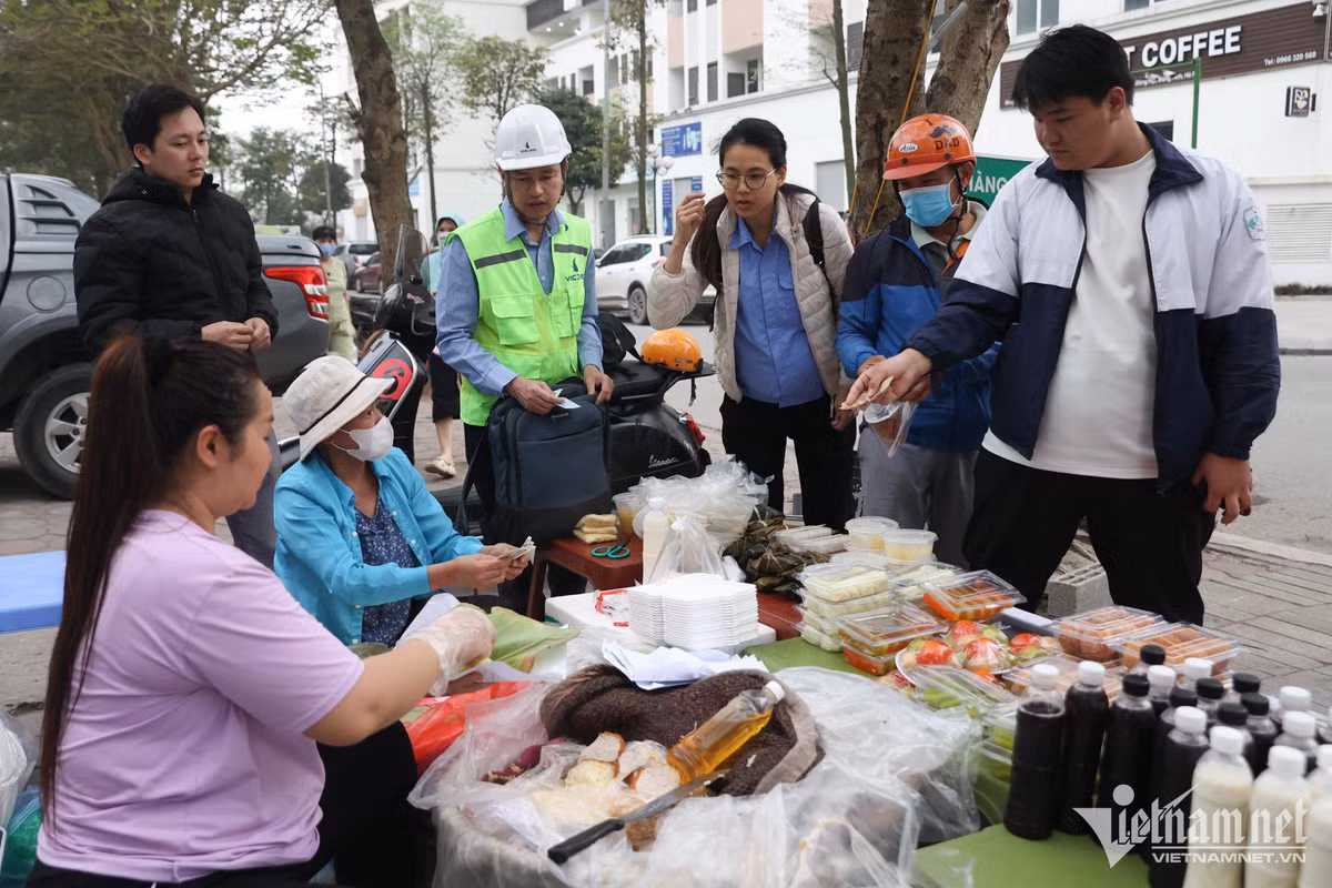 6h sáng, khi hàng xôi của chị Bạch Hải Yến (vợ anh Cường) mới chỉ bắt đầu bày ra đã có rất nhiều người đến mua. Suất xôi có giá trung bình từ 10.000-20.000 đồng, được người phụ nữ có gần chục năm kinh nghiệm làm nhoay nhoáy chỉ trong vài chục giây. Chị Đỗ Mỹ Thịnh (Đông Anh, Hà Nội) là thực khách trung thành với sở thích ăn xôi xéo, cho hay: "Ngoài ăn sáng, khi nhà có cỗ tôi cũng đến mua xôi tại đây. Xôi Phú Thượng ngay cả khi để nguội vẫn giữ được độ dẻo thơm".