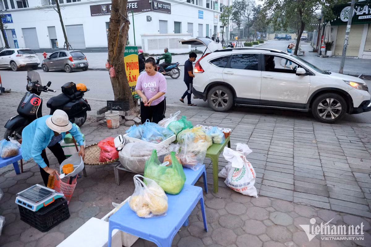 Buổi sáng đưa vợ đến điểm bán quen thuộc ở chân cầu Đông Trù, rồi anh vòng qua cầu Chương Dương đến điểm bán của mình. Tính ra mỗi ngày anh Cường phải di chuyển quãng đường khoảng 50km.