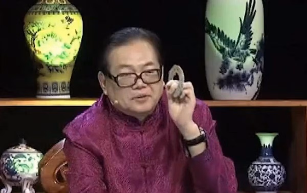 Tuy nhiên, sau khi chuyên gia thẩm định kiểm tra viên ngọc, họ kết luận đó không phải là một viên ngọc cổ thật sự. Ngọc này có dấu hiệu của đồ giả, bao gồm việc sử dụng axit để tạo ra các màu sắc không tự nhiên.