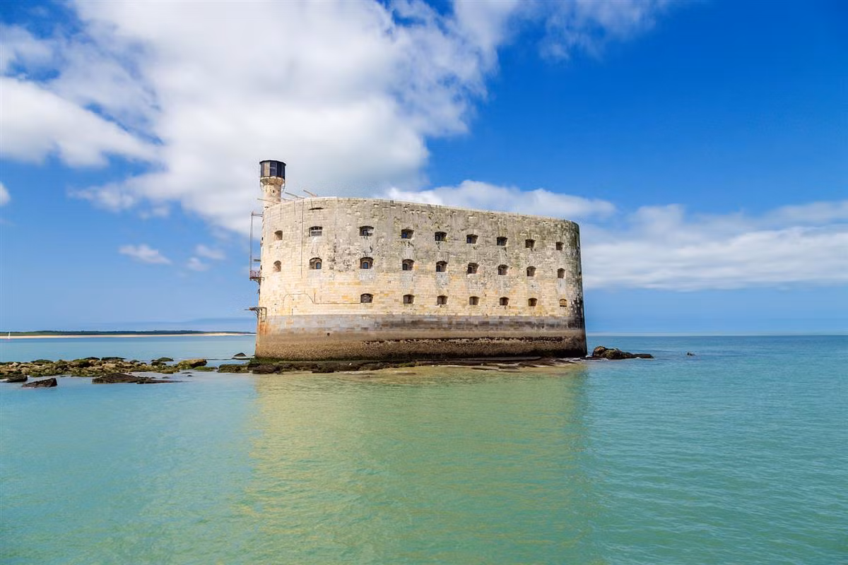 4. Fort Boyard (Pháp): Một pháo đài độc đáo nằm trên biển, được xây dựng vào thế kỷ 19 và trở thành địa điểm du lịch nổi tiếng.