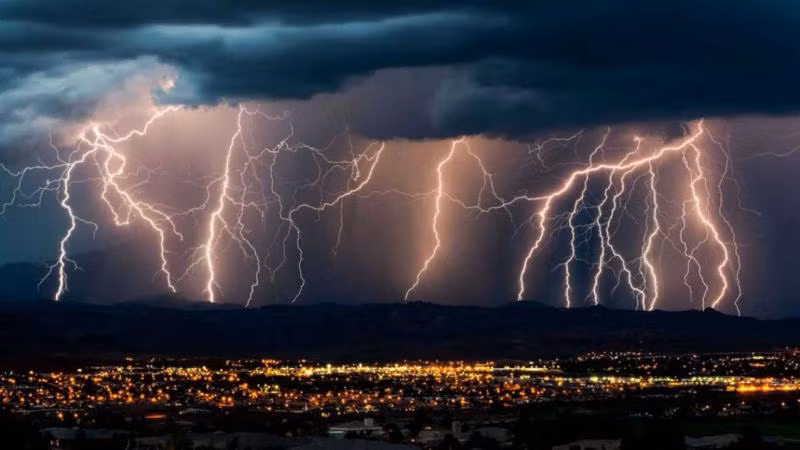 4. Sét Catatumbo: Xảy ra tại hồ Maracaibo ở Venezuela, với số lần sét đánh lớn, thường được coi là biểu tượng của sức mạnh và tự do của dân tộc.