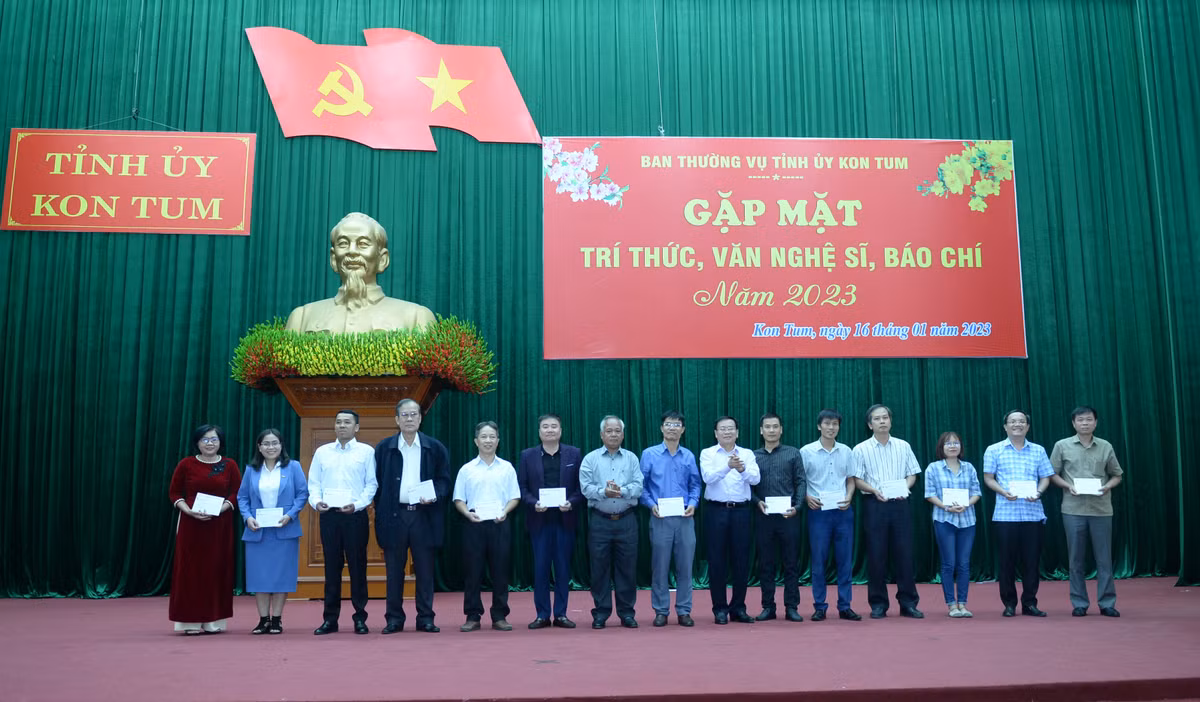 Kon Tum: Gap mat tri thuc, van nghe si, bao chi Xuan Quy Mao-Hinh-3