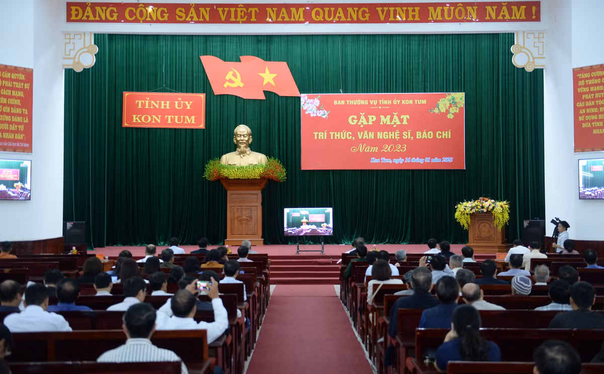Kon Tum: Gap mat tri thuc, van nghe si, bao chi Xuan Quy Mao