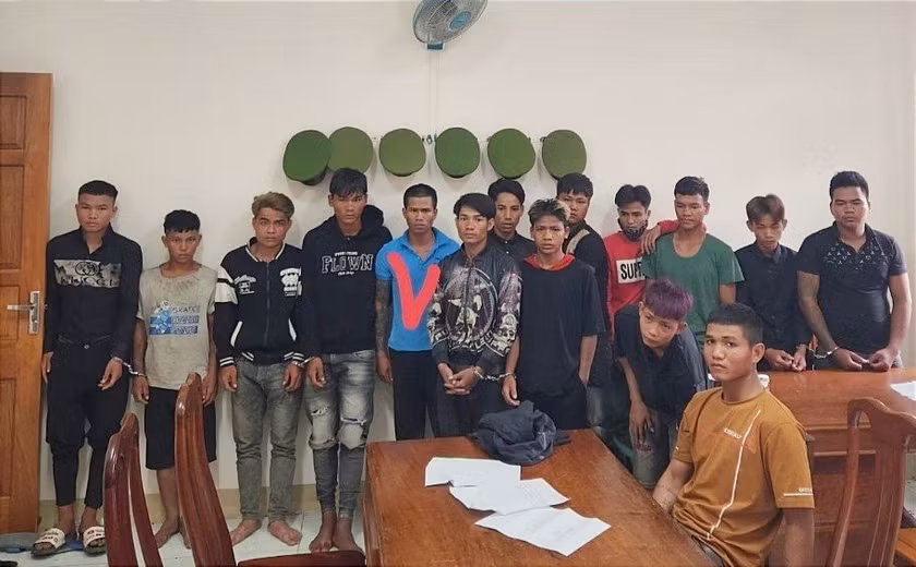 Gia Lai: Phá nhanh vụ án giết người, bắt 15 đối tượng Gia Lai: Pha nhanh vu an giet nguoi, bat 15 doi tuong