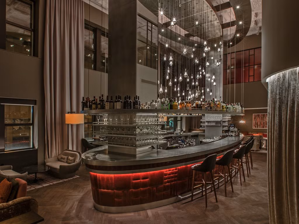 Virgin Hotels Chicago, Mỹ: Khách sạn thuộc sở hữu của tỷ phú Richard Branson này gồm nhiều tiện nghi xa hoa như Wi-Fi miễn phí, những mini-bar đầy ắp đồ uống, phòng có khu vực riêng cho trang điểm, cùng những món ăn đa dạng tại nhà hàng Miss Ricky's.