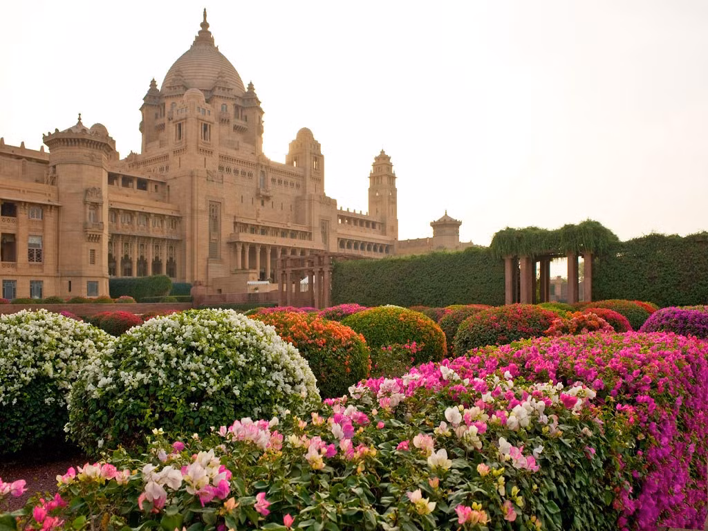 Cung điện Umaid Bhawan (Taj), Jodhpur, Ấn Độ: Khách sạn xa hoa này từng là nơi ở của hoàng gia tại thành phố Jodhpur, phía bắc Ấn Độ. Thực tế, gia đình hoàng tộc vẫn sở hữu một phần khách sạn, nơi có những hành lang làm bằng đá cẩm thành, những khu vườn được cắt tỉa tỉ mỉ và món gà Tandoori ngon tuyệt.